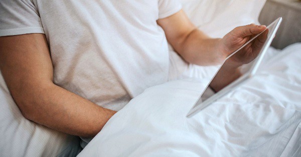 Nam giới tự sướng quá nhiều có thể gây chấn thương bộ phận sinh dục. (Ảnh minh họa)