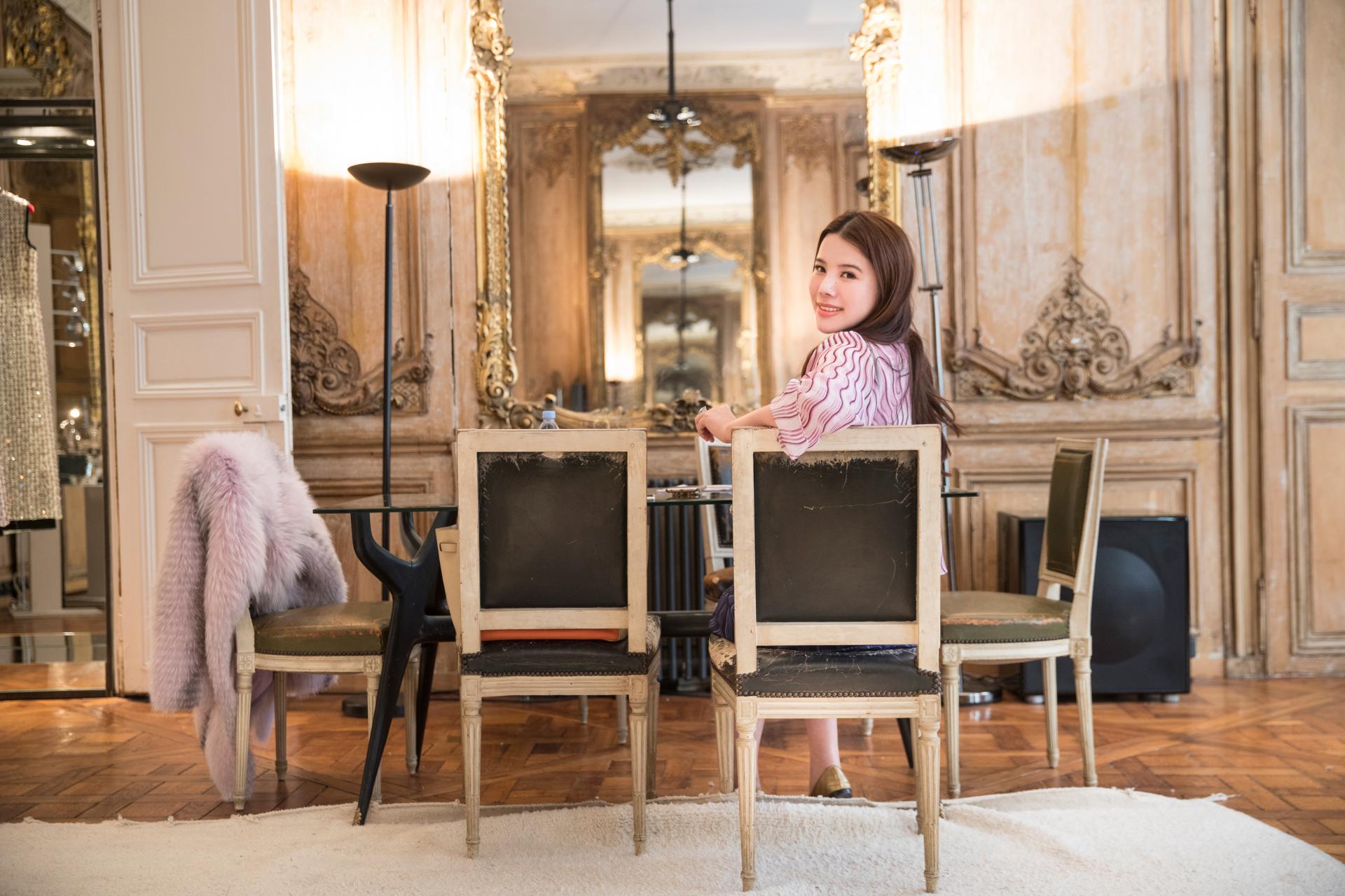 Wendy Yu trong một cuộc phỏng vấn tại biệt thự của mình tại Anh