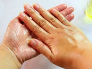 Người đàn ông không cầm được đũa ăn cơm vì học trên mạng dùng nhựa cây chữa bệnh