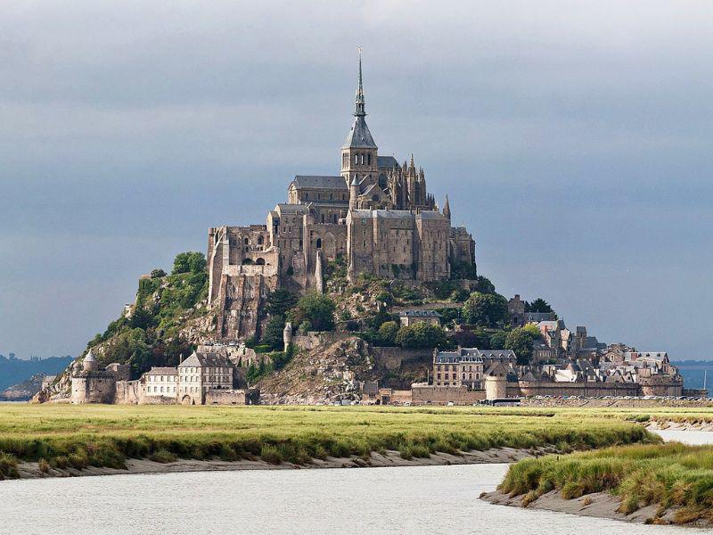 Mont-Saint-Michel là một lâu đài nổi tiếng ở tỉnh Manche, vùng Normandy, Pháp, ngoài khơi bờ biển Normandy.
