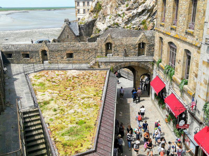 Trong suốt nhiều thế kỷ, Mont-Saint-Michel luôn là một địa điểm tôn giáo nổi tiếng.

