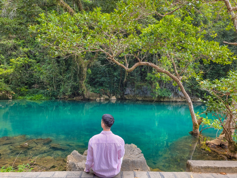 Màu xanh ngọc bích hiếm có của suối Lê Nin chính là điều đặc biệt hấp dẫn khách du lịch tìm đến đây.
