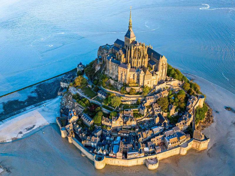 Từ mọi góc độ, lâu đài Mont-Saint-Michel là một kỳ quan được xây dựng bởi bàn tay của con người.
