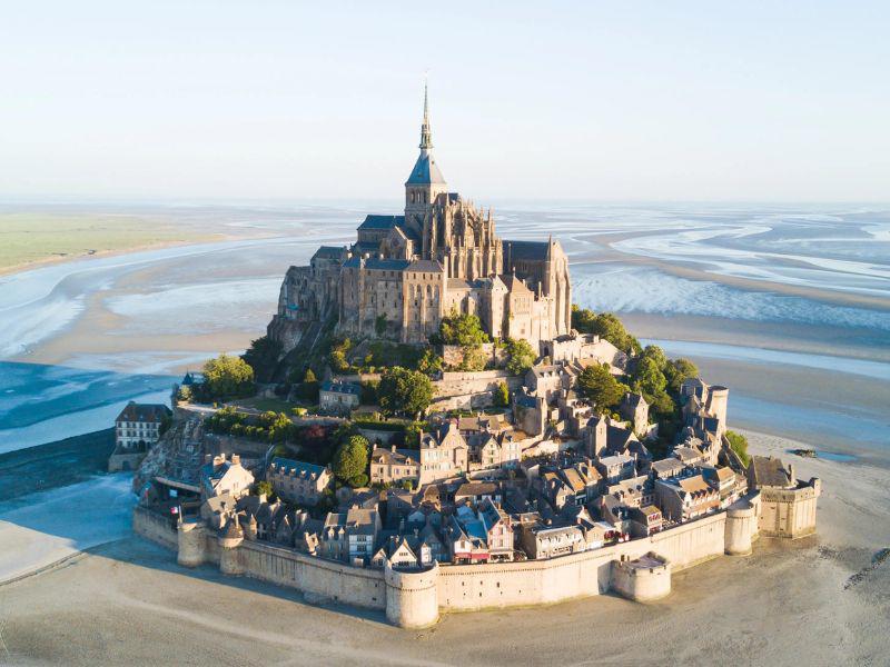 Được xếp hạng là Di sản Thế giới của UNESCO từ năm 1979, lâu đài Mont-Saint-Michel là một trong những địa điểm được ghé thăm nhiều nhất ở Pháp!
