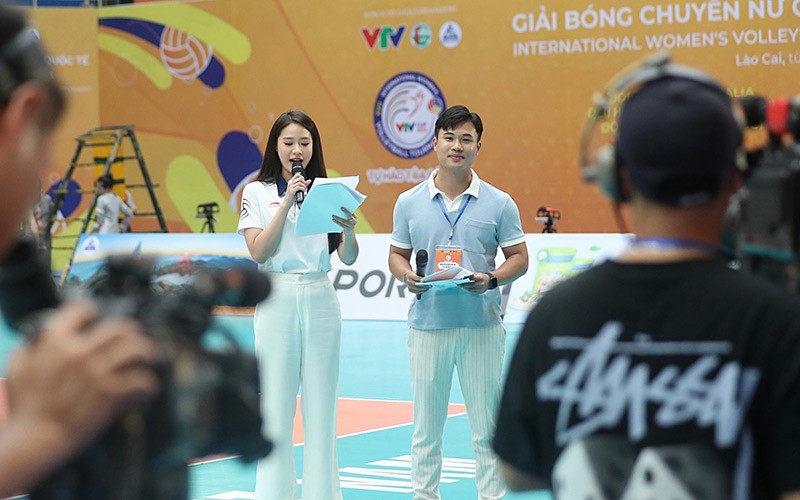 Nguyễn Hoàng Bảo Châu tự tin dẫn chương trình với những bộ cảnh thể thao năng động mà vẫn giữ được sự thanh lịch cần thiết. 
