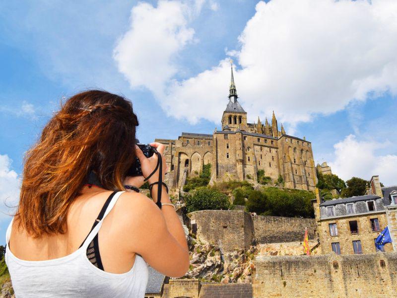 Hòn đảo ban đầu được gọi là Mont-Tombe nhưng được biết đến với cái tên Mont-Saint-Michel vào thế kỷ thứ 8, khi Thánh Aubert, giám mục của Avranches, xây dựng một nhà nguyện ở đó sau khi nhìn thấy tổng lãnh thiên thần St. Michael.
