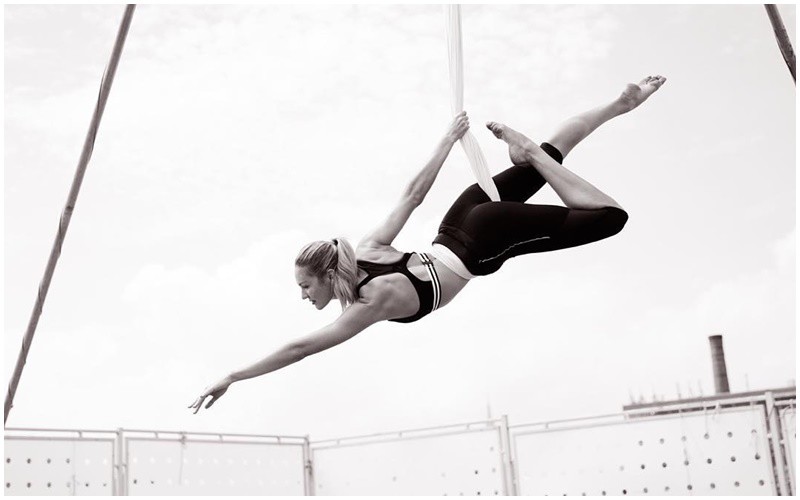 Sau khi sinh con, Candice Swanepoel bắt đầu thực hiện việc luyện tập thể dục nhẹ nhàng với những bài tập quen thuộc.
