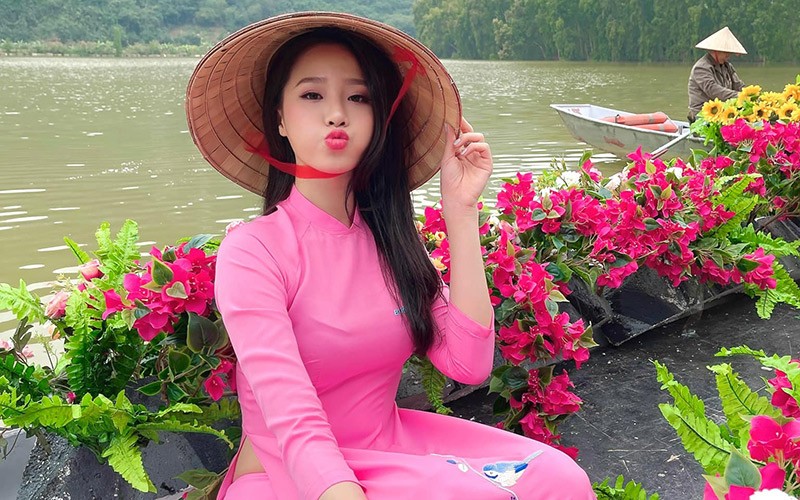 Nguyễn Hoàng Bảo Châu có phần đẫy đà hơn trước, nhiều người hâm mộ cùng thích thú khi ngắm nhìn cô khoác lên mình tà áo dài truyền thống cùng nón lá. 
