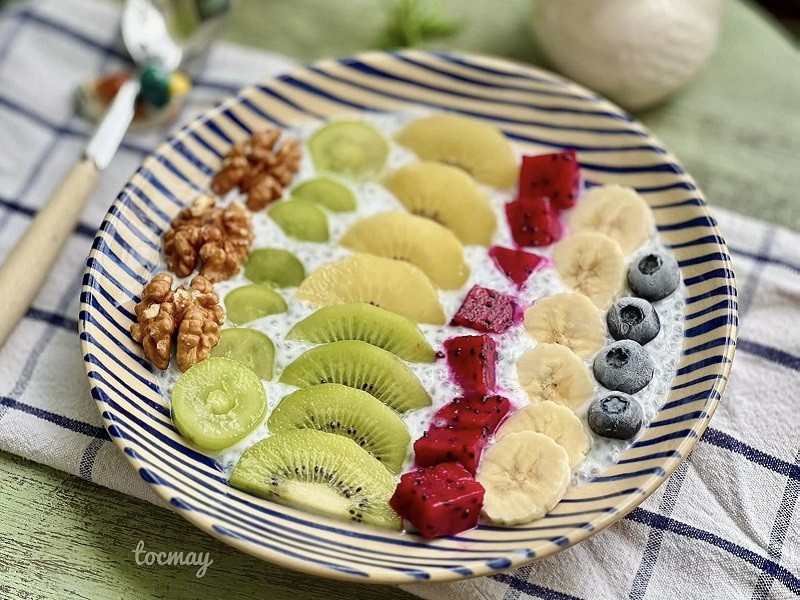 Vẫn là bữa sáng lành mạnh với pudding hạt chia và quả tươi.  
