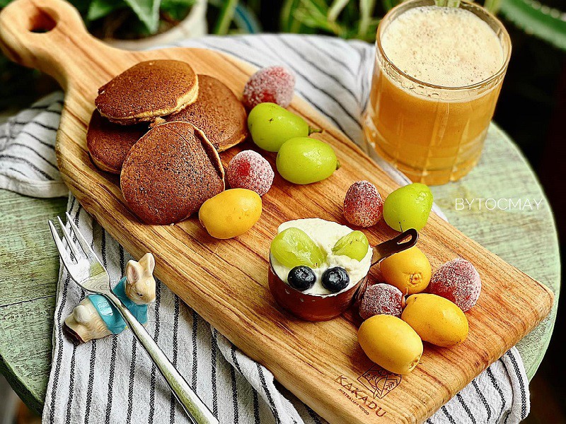 Bánh pancake ăn kèm sữa chua Hy Lạp và quả tươi. Chị Trang yêu hương vị của những quả chà là và nho sữa. Nước ép lê và táo giúp cân bằng vị giác.
