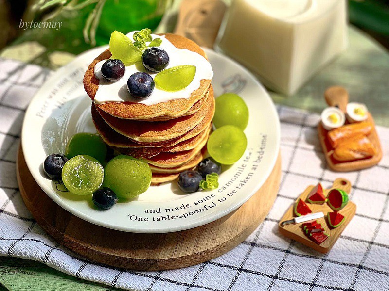 Bánh pancake ăn kèm với sữa chua Hy Lạp và quả tươi. Chỉ 30 phút chuẩn bị là đã có bữa sáng đẹp mắt, sẵn sàng cho các bé. 
