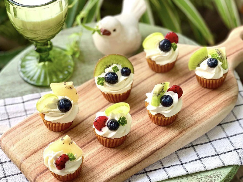 Bữa sáng được làm theo yêu cầu của các con. Những chiếc cupcake vani thơm lừng nhỏ xinh để các bé bỏ tọt vào miệng trong 1 miếng. Kem whipping đánh với rất ít đường để tạo độ ngọt dịu và trung hòa bởi vị chua của các loại quả tươi.
