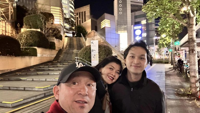 Hình ảnh con trai Đăng Quang thân thiết bên mẹ kế được dân tình quan tâm.