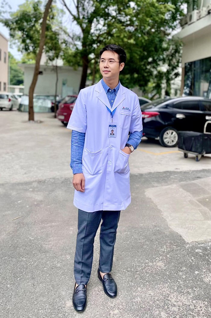 Bác sĩ điển trai đang amp;#34;theo đuổiamp;#34; Huyền Lizzie: Từng làm công an, kém Mạnh Trường 7 tuổi - 12