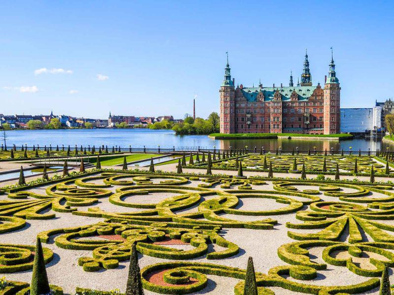 Lâu đài Frederiksborg (tiếng Đan Mạch: Frederiksborg Slot) là một quần thể cung điện ở Hillerød, Đan Mạch. 
