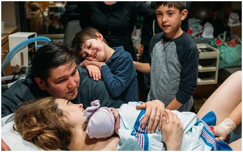Giây phút yên bình và hạnh phúc của cả gia đình sau khi em bé chào đời an toàn, suôn sẻ.
