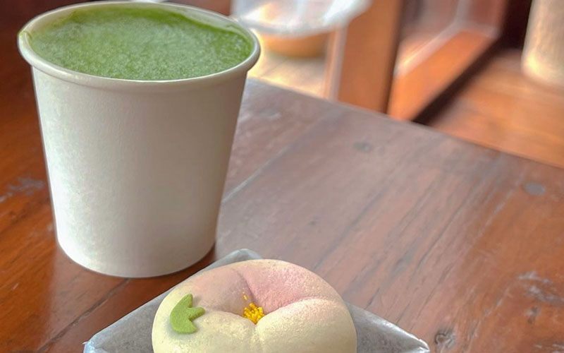 Bow Maylada cũng yêu thích và gắn liền với trà xanh và matcha, đây cũng là thức uống giúp cô trẻ đẹp và tươi tắn nhờ có chất chống oxy hoá. 
