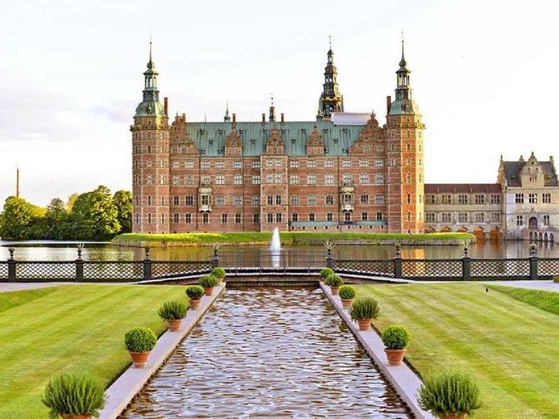 Nó được xây dựng như một nơi cư trú của hoàng gia cho Vua Christian IV của Đan Mạch - Na Uy vào đầu thế kỷ 17, thay thế cho một lâu đài lâu đời được Frederick II mua lại. 
