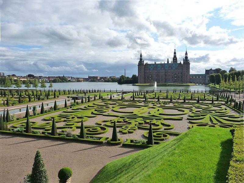 Lâu đài ban đầu thuộc sở hữu của nhà Gøyes. Năm 1550, vua Frederick II của Đan Mạch và Na Uy mua lại lâu đài. Năm 1560, ông đã tiến hành mở rộng lâu đài và đặt tên Frederiksborg (nghĩa đen là lâu đài của Frederik).
