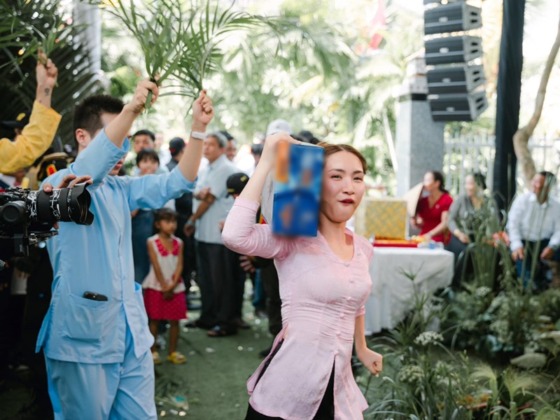 Tại đám cưới mới đây của vợ chồng Gin Tuấn Kiệt - Puka, Hòa Minzy tiếp tục là nhân vật được cộng đồng mạng gọi tên nhiều nhất. Những hình hình ảnh của nữ ca sĩ tại lễ cưới ở Đồng Tháp của cặp đôi thu hút rất nhiều sự quan tâm của dân mạng.
