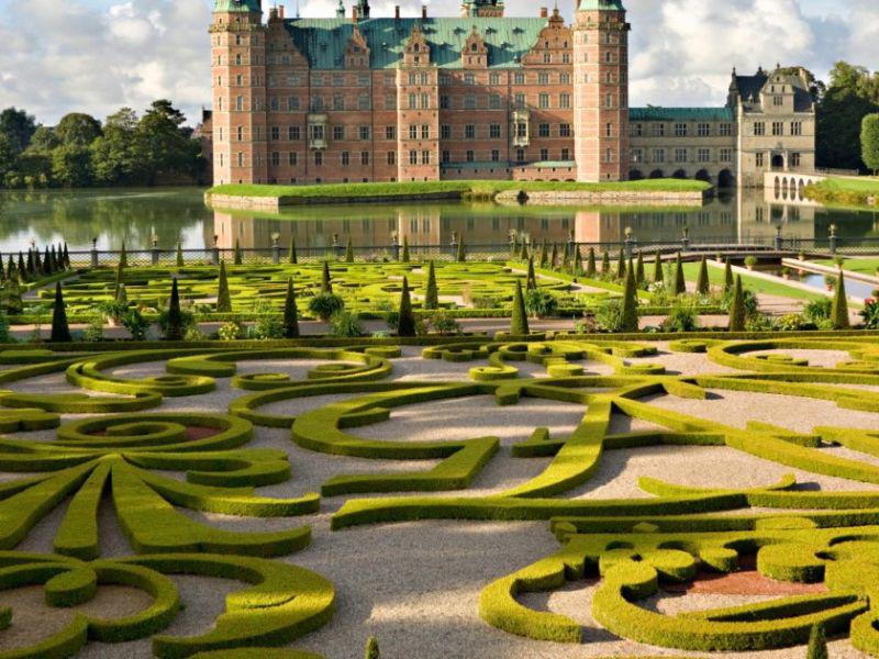 Bên ngoài, du khách sẽ tìm thấy Vườn Lâu đài Baroque được bảo trì tỉ mỉ, bao gồm ba sân hiên chính với đài phun nước xếp tầng và ao nhỏ được cung cấp bởi hai hồ chứa lớn phía trên khu vườn Baroque.
