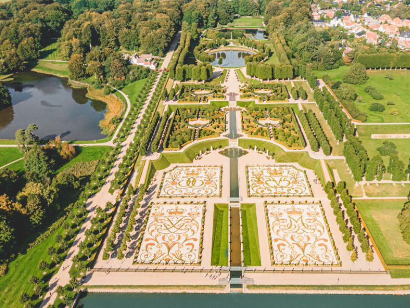 Khu vườn kiểu Baroque nghiêm ngặt đã được khôi phục vào năm 1996 theo kế hoạch được thực hiện vào năm 1725. Nó bao gồm các hàng rào hình hộp đối xứng đẹp mắt và những cây được cắt tỉa ở mọi tầng.

