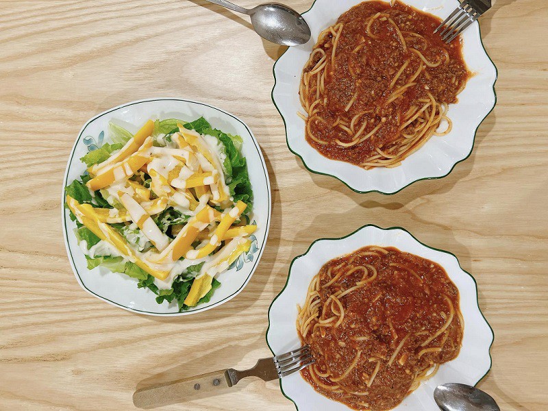 Ngoài những bữa cơm truyền thống, thi thoảng Hằng Nguyễn đổi món nấu mỳ spaghetti sốt bò bằm, salad rau xà lách và ớt chuông.
