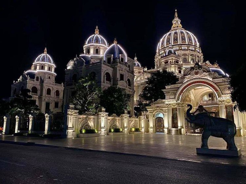 Với thiết kế mang đậm phong cách Châu Âu cổ điển, cùng nhiều chi tiết nội thất đắt đỏ, tổng số tiền đầu tư ước tính lên đến hơn 1000 tỷ đồng
