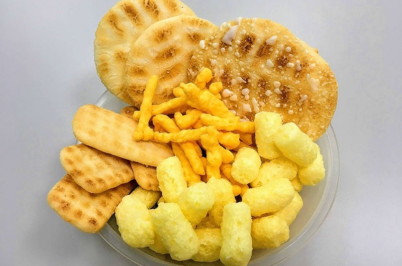 Những món ăn chiên phồng như khoai tây chiên, snack,.. là những món ăn vặt yêu thích của nhiều người nhưng cũng là nguyên nhân gây tăng cân. Nhiều món ăn được chiên rán và trong nguyên liệu không thiếu đường.
