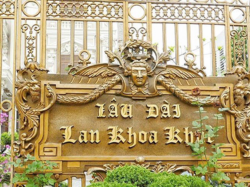 Tòa lâu đài này có 7 tầng rất bề thế, thuộc sở hữu của đại gia Nguyễn Văn Khuê (61 tuổi) - một triệu phú nổi tiếng trong vùng. Ông Khuê là chủ nhân một đội tàu biển lớn ở xã này
