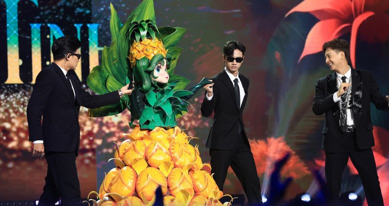 Mascot Dứa Minh Tinh vừa chào sân đã bị bắt bài.