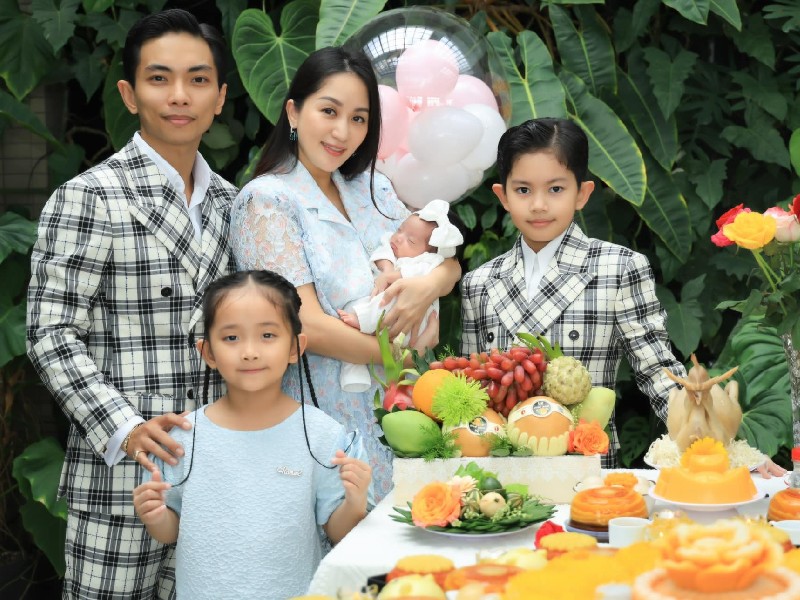 Hiện tại, tổ ấm vợ chồng Khánh Thi - Phan Hiển khiến nhiều người ngưỡng mộ khi có 3 thiên thần nhỏ "đủ nếp đủ tẻ" sau 14 năm chung sống.
