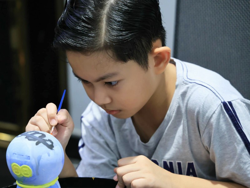 Mới đây, Khánh Thi vừa đăng tải loạt ảnh 'chụp lén' con trai Kubi (tên thật là Minh Cường) đang chăm chú chơi tô tượng. Lên 8 tuổi, nhóc tì lớn phổng phao, gương mặt ngày càng rõ nét, điển trai trông thấy.
