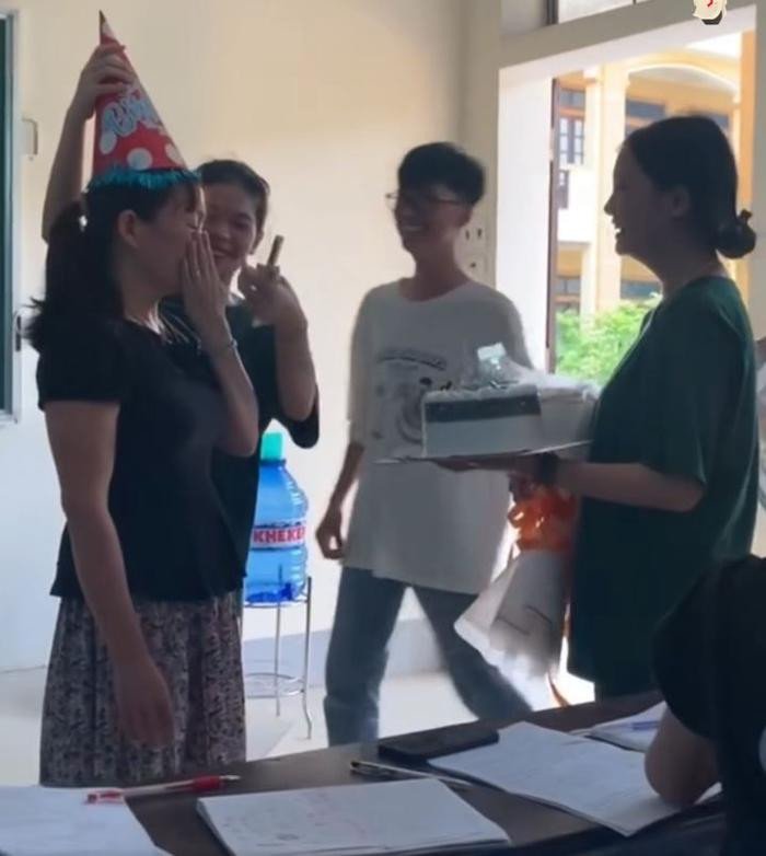 Hình ảnh các bạn học sinh bất ngờ tổ chức sinh nhật cho cô giáo mình.
