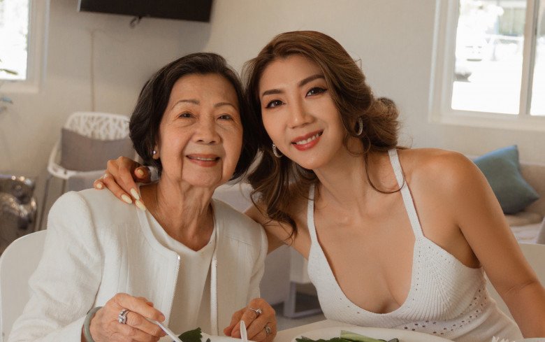 Tháng 4 năm ngoái, Ngọc Quyên đã bảo lãnh được mẹ ruột sang Mỹ định cư, cùng chăm sóc quý tử. 