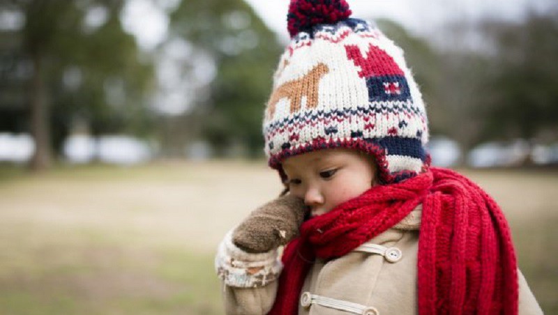 Khi thời tiết chuyển lạnh hơn, nhiều bậc phụ huynh lo lắng về việc nên mặc bao nhiêu quần áo cho con. Đôi khi, dù đã mặc đủ quần áo, nhưng bố mẹ vẫn "ám ảnh" trẻ sẽ bị lạnh, nên phải mặc thêm một lớp nữa để giữ ấm cho con. 
