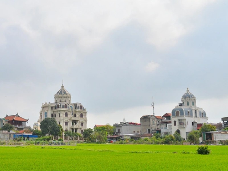 Xã Hải Minh thuộc huyện Hải Hậu (tỉnh Nam Định) xưa nay nổi tiếng với biệt danh 'làng lâu đài', 'làng Châu Âu' hay 'làng tỷ phú'.
