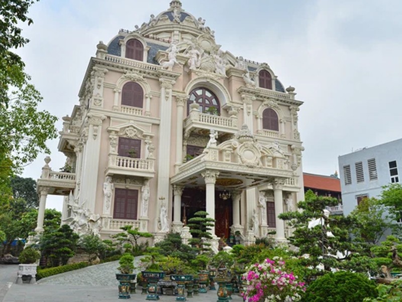 Nổi bật nhất ở làng này là tòa lâu đài Lan Khoa Khuê của đại gia Nguyễn Văn Khuê (61 tuổi) - một triệu phú nổi tiếng trong vùng
