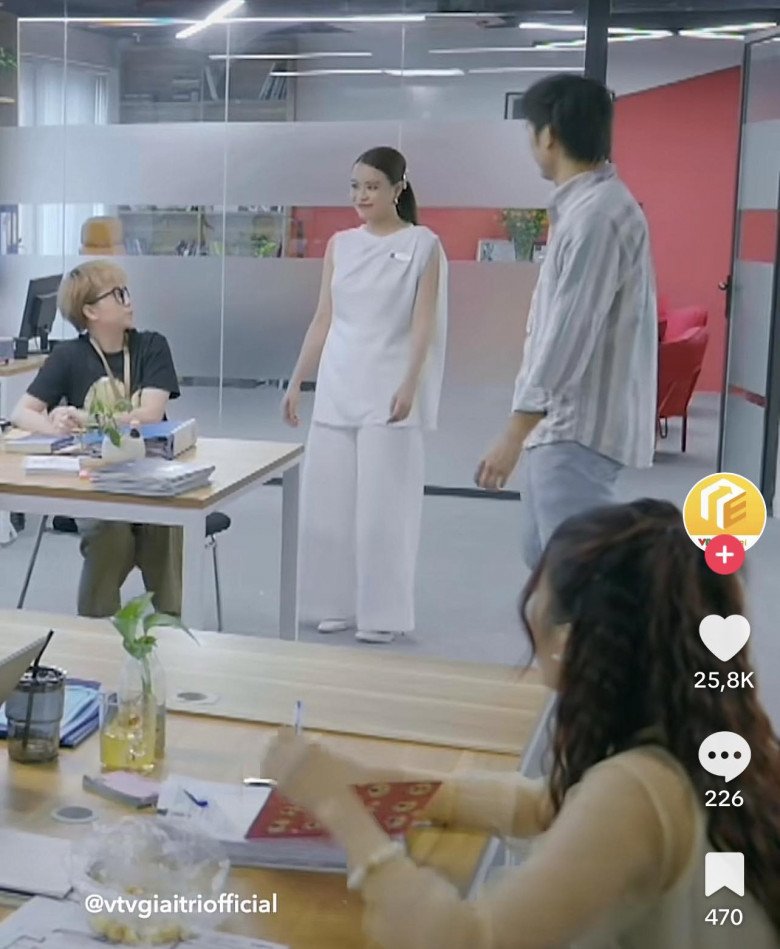 Không chỉ gây tranh cãi diễn xuất, thời trang của Hoàng Thùy Linh cũng bị soi trong phim