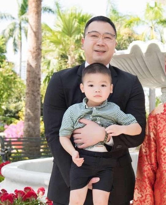 Cặp bố mẹ trong gia tộc giàu nhất nhì Việt Nam nuôi dạy con: 3 tuổi mới cho bé lộ mặt, đi học có bố ở ngoài giám sát - 6