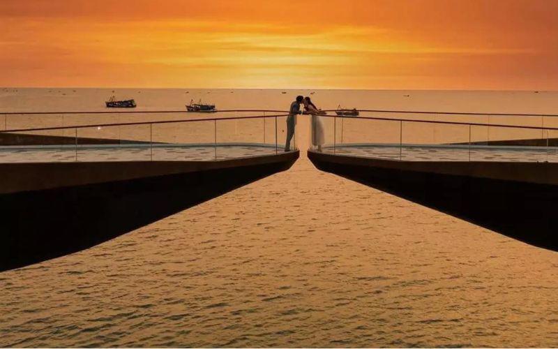 7. Cầu Hôn: Nằm tại trung tâm của thị trấn Hoàng Hôn Sunset Town, Cầu Hôn được xem là nơi đánh dấu tình yêu vĩnh cửu của đôi lứa, cũng như là nơi lưu giữ những kỉ niệm đẹp nhất của du khách trong những chuyến hành trình khám phá đảo Ngọc.
