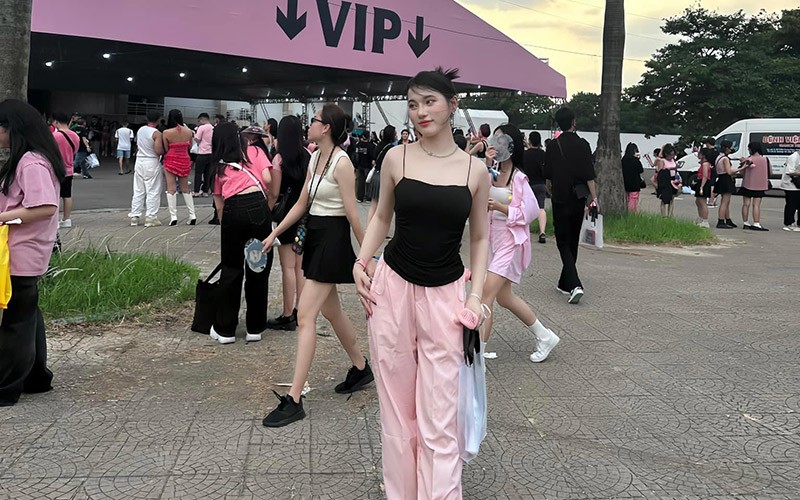 Trước đây, khoảnh khắc hot girl 19 tuổi khoe sắc khi đi xem đêm nhạc của nhóm Black Pink với set đồ hồng đen tôn dáng cũng được chú ý. 
