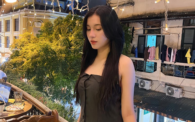 Cận cảnh vẻ đẹp tươi trẻ và cũng không kém phần cá tính của cô nàng hot girl mới nổi Lăng Thuỳ Linh. 
