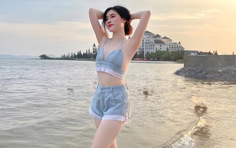 Cô nàng đến từ Quảng Yên, Quảng Ninh có tỷ lệ hình thể chuẩn mực, đang là hot girl mới được cư dân mạng Việt khen ngợi hết lời. 
