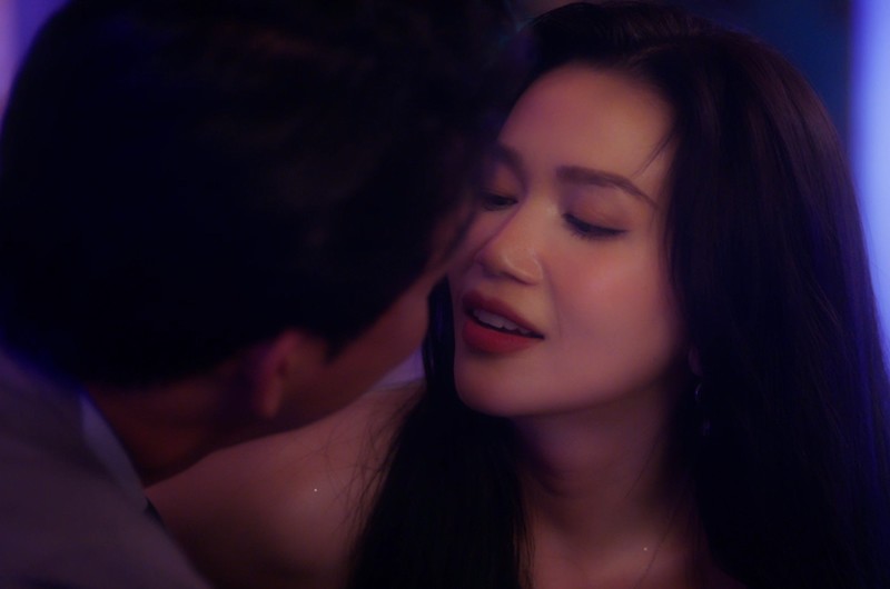 Nữ ca sĩ - diễn viên Sĩ Thanh khiến không ít người ngạc nhiên khi khoe trọn phần lưng trần trong phân cảnh 18+ này. 
