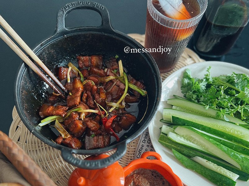 Vì đam mê bếp núc nên chị Phương rất chăm chỉ nghiên cứu ẩm thực ở khía các khía cạnh như văn hóa truyền thống, ẩm thực vùng miền, ẩm thực các nước, ẩm thực Việt theo các thời kỳ…
