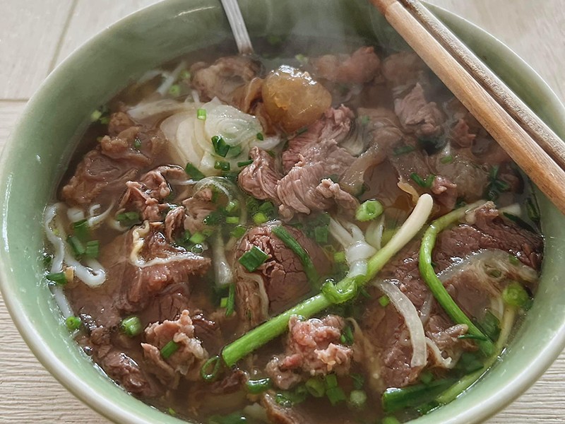 Phở bò gầu gân nạm .
