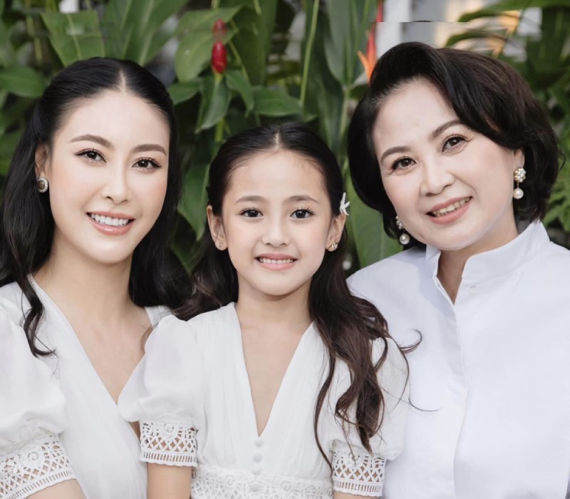 Vẻ đẹp nổi bật của gia đình Hà Kiều Anh thể hiện rõ nét mỗi khi cả nhà cùng quây quần bên nhau. Ba thế hệ phụ nữ trong gia đình nàng hậu mỗi người một vẻ nhưng đều khiến người xem phải ngưỡng mộ.
