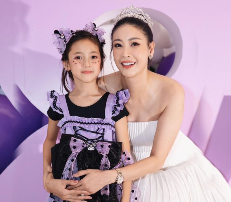 Không chỉ mẹ ruột mà gần đây, con gái duy nhất của Hoa hậu Hà Kiều Anh là bé Viann được truyền thông "săn đón" vì ngày càng trổ nét xinh xắn. 
