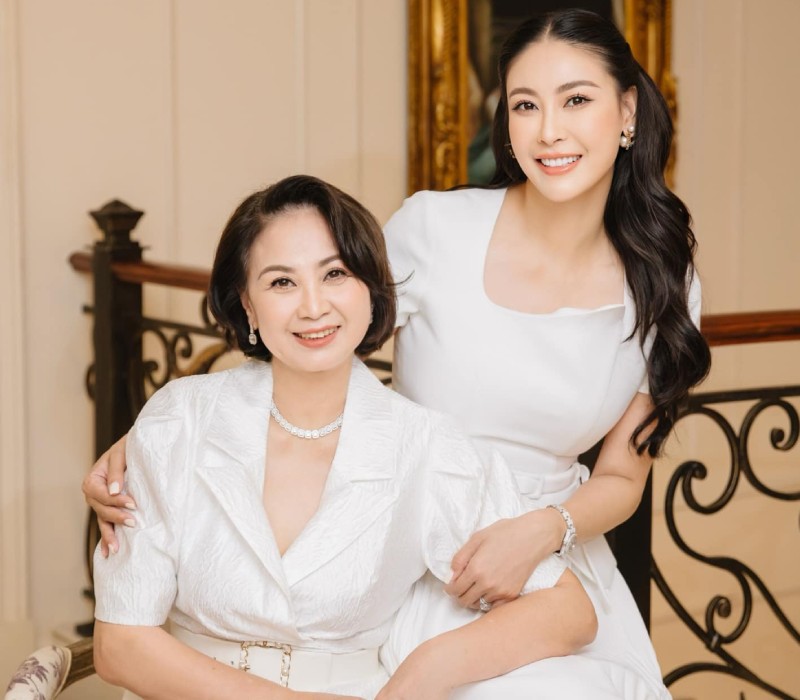 Mới đây, Hoa hậu Hà Kiều Anh đăng tải bài viết chúc mừng sinh nhật mẹ ruột. Cô viết: 'Chúc mừng sinh nhật bà ngoại tròn 70 tuổi, con chúc mẹ luôn sống vui vẻ, thật nhiều sức khỏe để tận hưởng hạnh phúc đầm ấm bên bố và các con cháu'.
